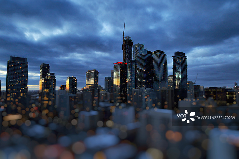 蓝色城市在散景海洋中图片素材