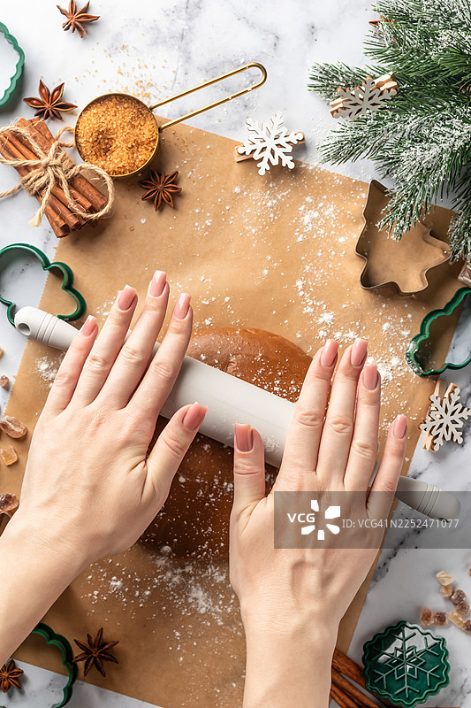俯视手部擀制姜饼面团制作圣诞饼干图片素材