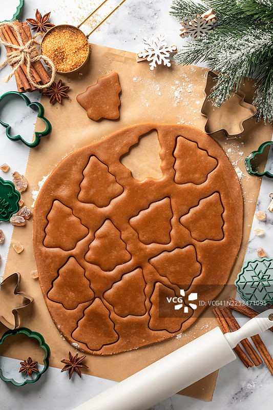俯视视角，桌上摆放着圣诞饼干面团、树形饼干模具和烘焙原料图片素材