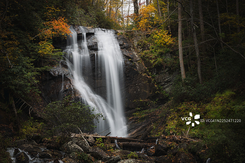 秋季茂密的森林中，色彩斑斓的树叶间，安娜鲁比瀑布（佐治亚州）倾泻而下，美不胜收。图片素材