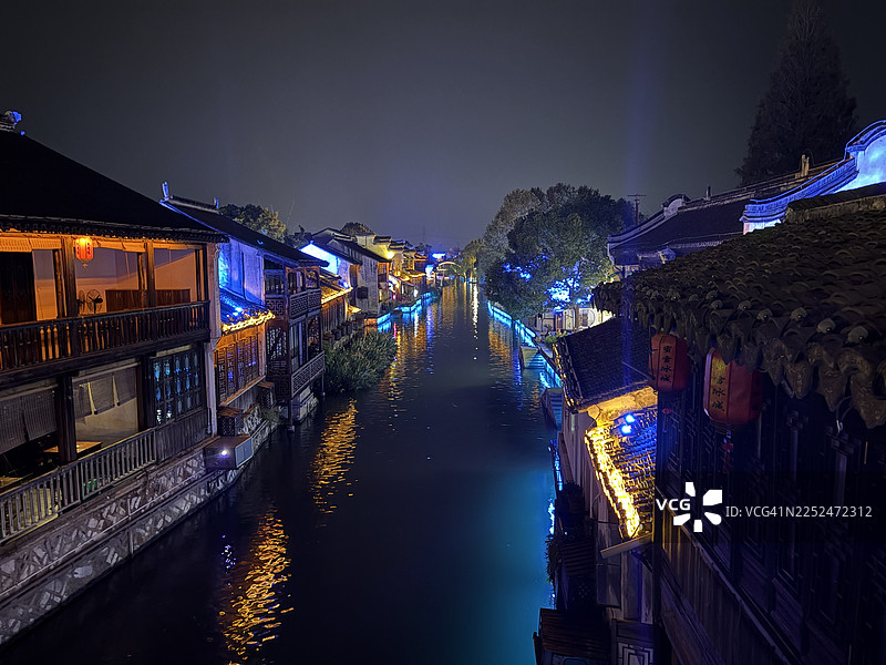 夜色中，古色古香的中国水乡，运河两岸的传统建筑灯火辉煌。图片素材
