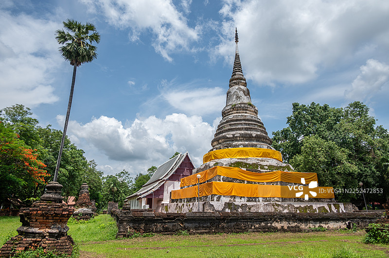 泰国乌泰他尼府瓦帕芳寺供奉着佛陀舍利的圣塔。图片素材