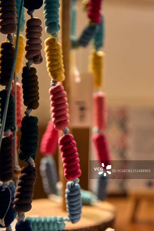 色彩鲜艳、纹理丰富的布料制成的珠子风格项链特写。图片素材