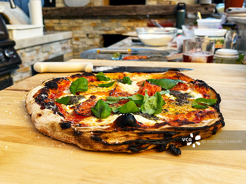 自制番茄罗勒披萨图片素材