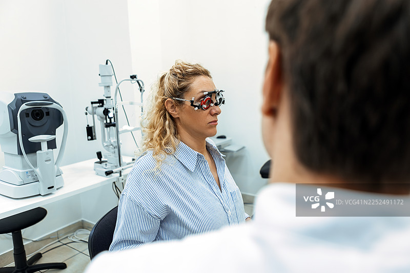男验光师为女患者进行视力检查图片素材