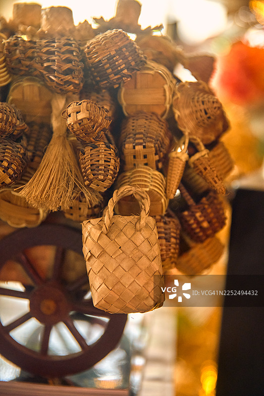 一排质朴的迷你编织篮子和包。图片素材
