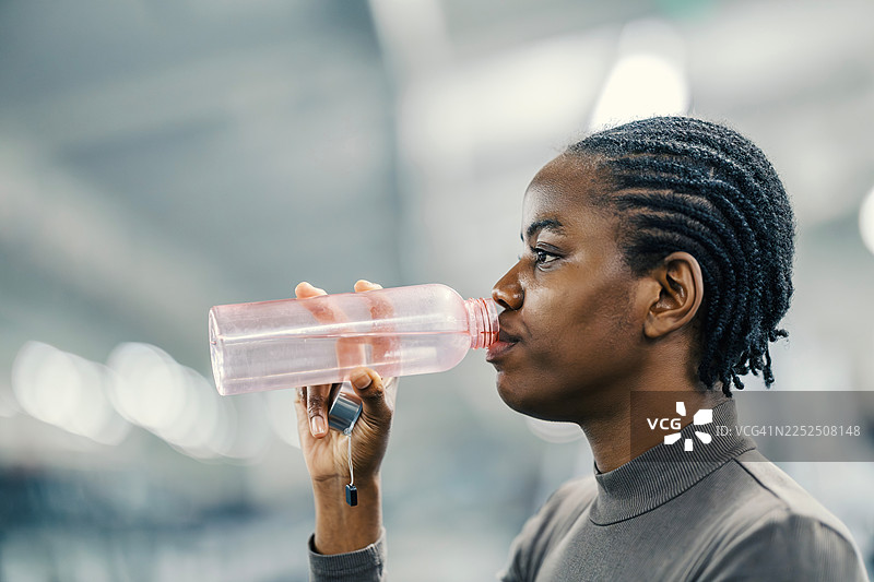 运动后喝水的黑人女性图片素材