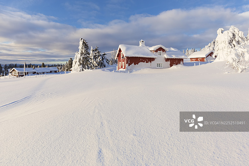 挪威利勒哈默尔附近Sjusjoen村庄的日出图片素材