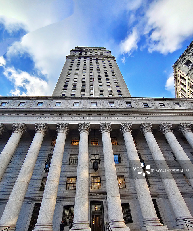 位于纽约市曼哈顿下城市政中心区的瑟古德·马歇尔美国法院。这座37层高的法院位于中央街40号，福利广场。图片素材
