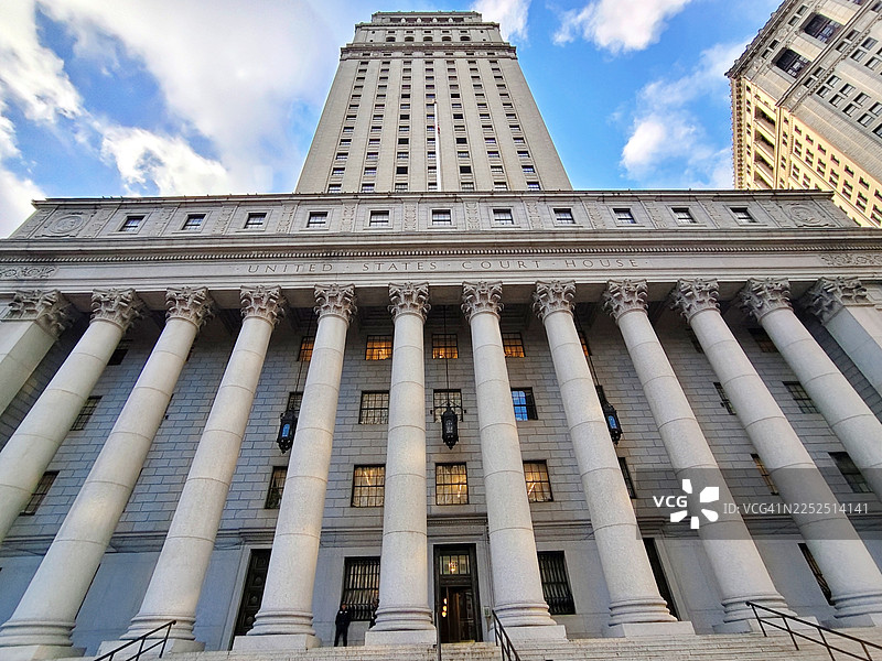 位于纽约市曼哈顿下城公民中心区的瑟古德·马歇尔美国法院。这座37层高的法院位于中央街40号，坐落在福利广场。图片素材