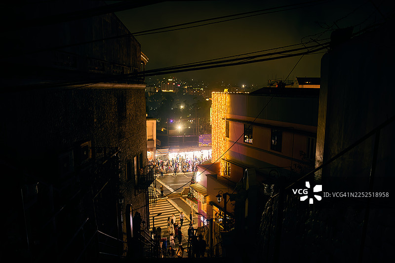 从碧瑶大教堂后面看到的夜间城市景观。图片素材