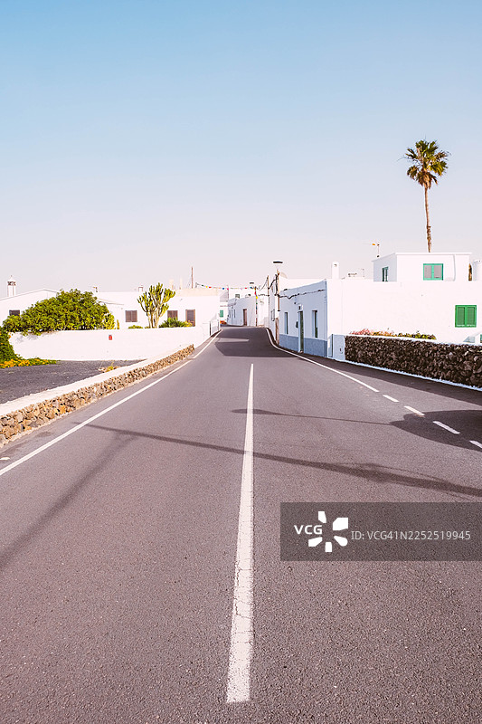 白房子村庄中的空旷道路图片素材