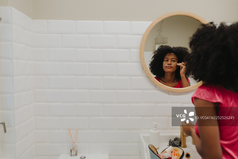 早晨浴室里的日常图片素材