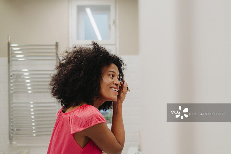 早晨在浴室里的日常图片素材