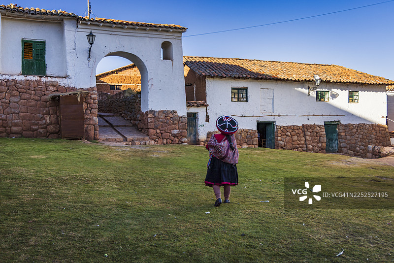 秘鲁女子在圣谷钦切罗手工纺羊毛图片素材