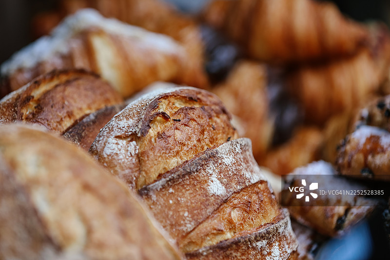农贸集市上新鲜出炉的全麦面包图片素材