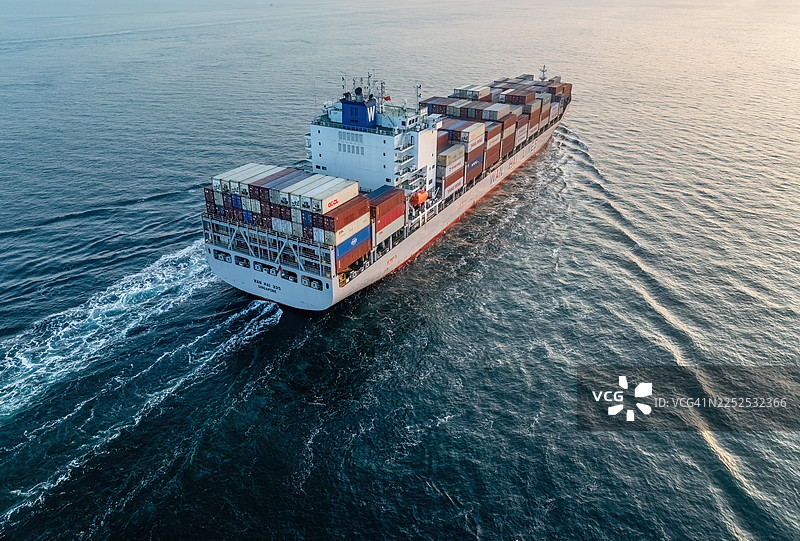 无人机视角下的“万海”集装箱货轮在海上航行图片素材