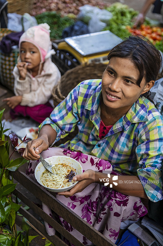 缅甸女子在售卖鲜花，缅甸图片素材