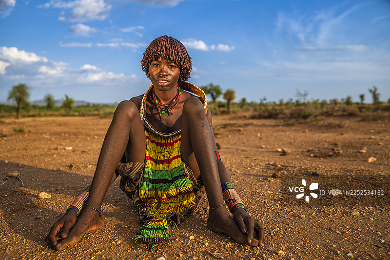 埃塞俄比亚、非洲哈马尔部落年轻女性肖像图片素材