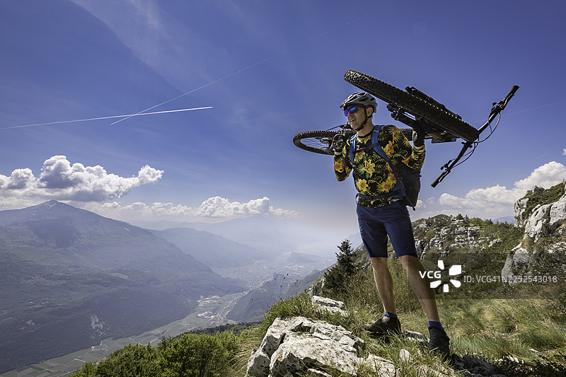 意大利风景优美的观景点上的山地自行车手。图片素材