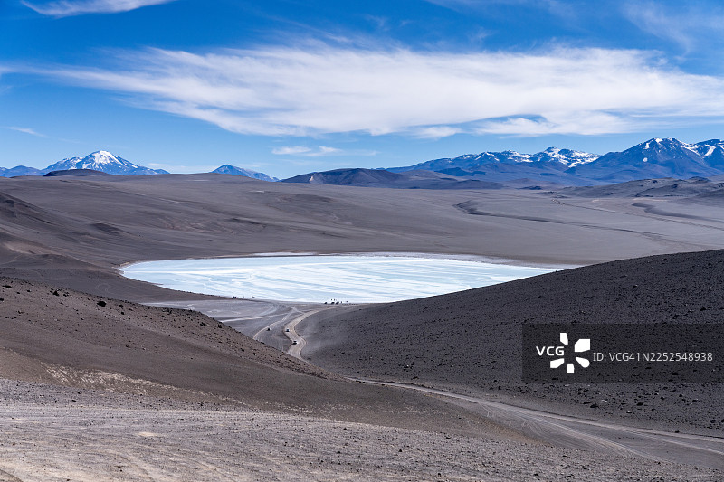 蓝湖的游客图片素材