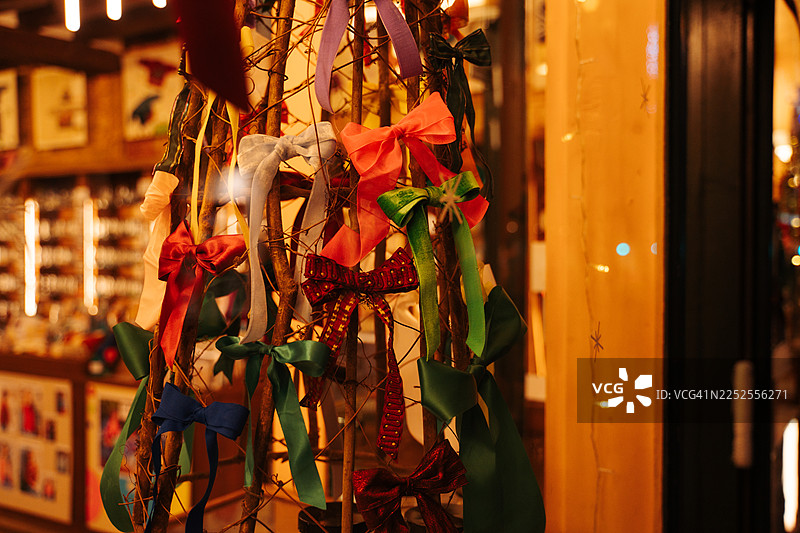 极简风格的乡村圣诞树，装饰着彩带图片素材