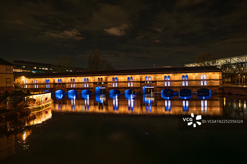 夜间灯火辉煌的沃邦桥图片素材