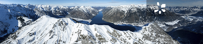 鸟瞰图，冬季雪山风光的史诗般景象，位于奥地利蒂罗尔州阿亨湖的贝尔恩科夫山顶图片素材
