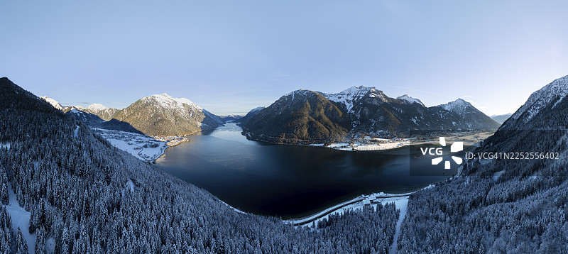 冬季阿尔卑斯山阿亨湖壮丽雪景，奥地利蒂罗尔州图片素材