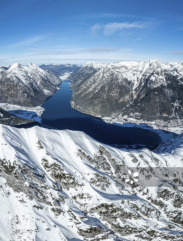 俯瞰冬季白雪皑皑的山景，包括贝尔肯峰、阿亨湖和蒂罗尔的奥地利风光图片素材