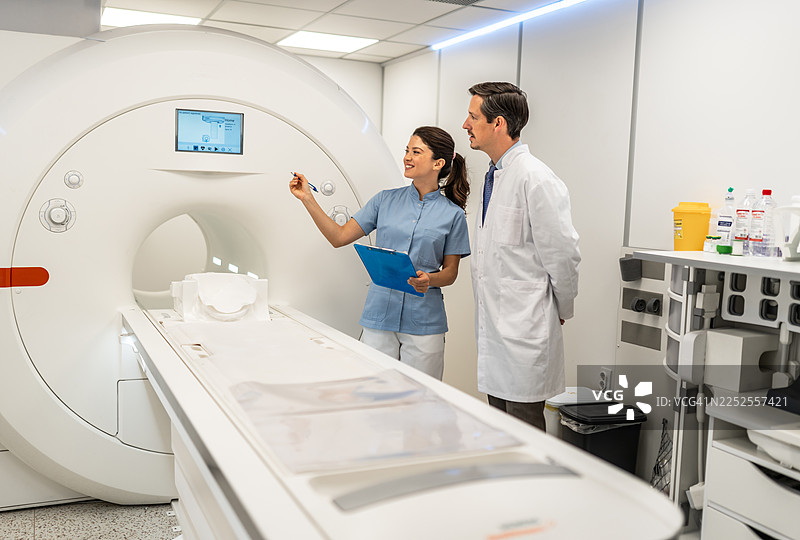 医护人员在医院讨论核磁共振成像结果图片素材