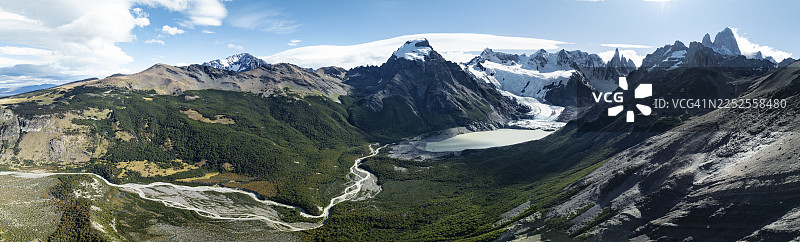 航拍，史诗般的全景，塞尔托雷冰川湖，菲茨罗伊山脉和塞尔托雷山的群峰，菲茨罗伊山脉，塞尔托雷山，洛斯格拉西亚雷斯国家公园，巴塔哥尼亚，圣克鲁斯省，阿根廷图片素材