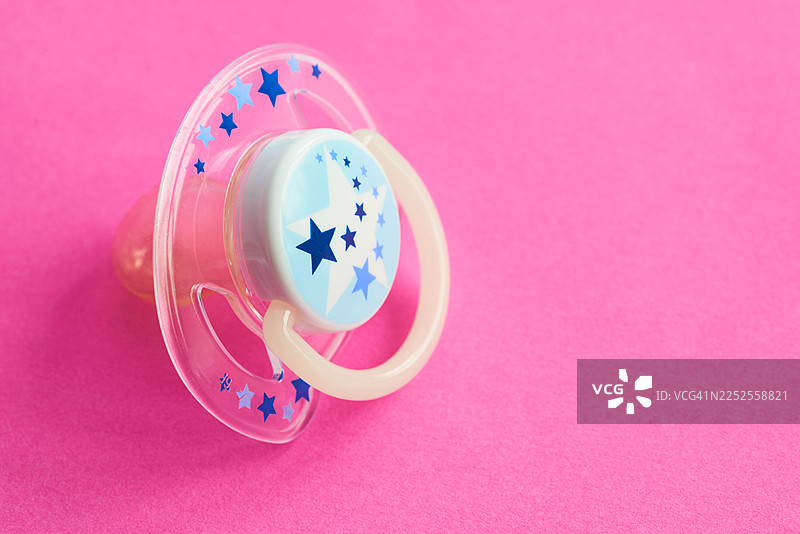 粉色背景下的人偶特写，留有复制空间。图片素材