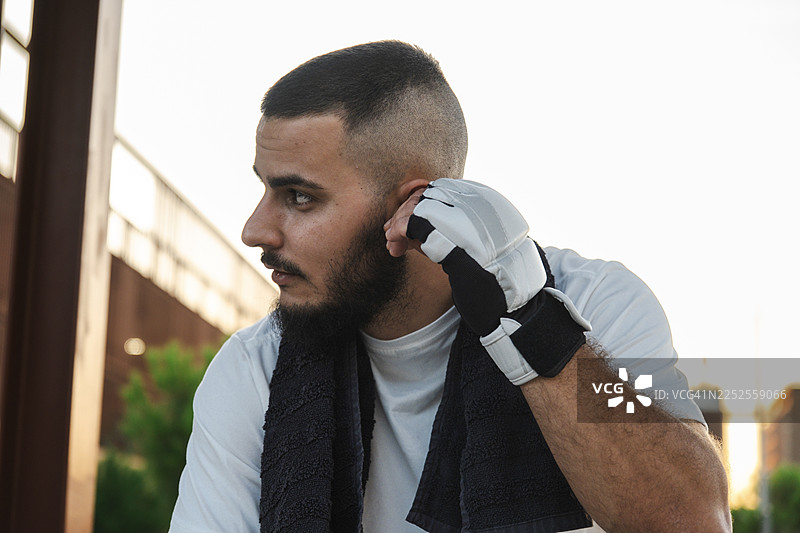 音乐、拳击手套，准备就绪！图片素材