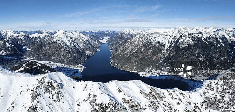 空中视角，冬季雪山景观的史诗般景象，巴伦科普夫峰，阿亨湖，蒂罗尔，奥地利图片素材