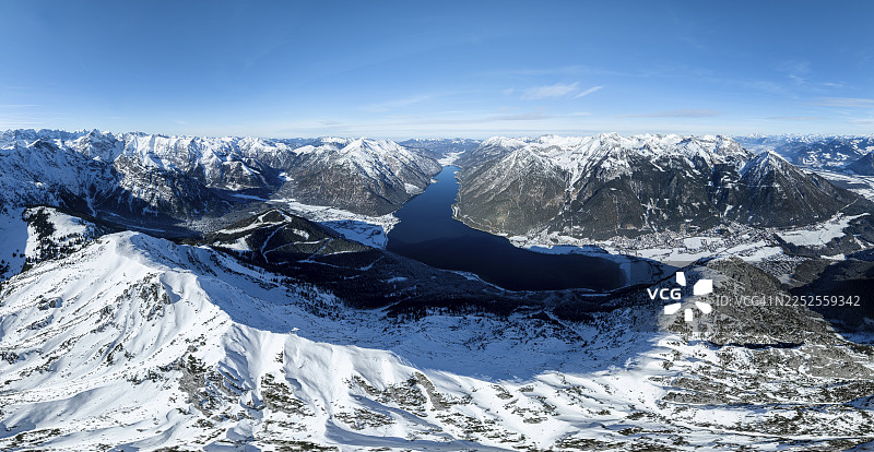 航拍，冬季雪山景观的史诗般视野，巴伦科普夫山顶，阿亨湖，蒂罗尔，奥地利图片素材
