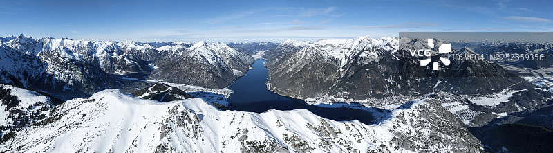 阿尔卑斯山全景，鸟瞰图，冬季雪山风光的史诗般景象，熊头峰，阿亨湖，蒂罗尔，奥地利图片素材