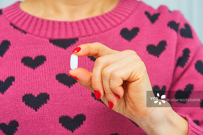 服药的女性图片素材