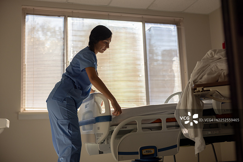 拉丁裔护士在医院重症监护室准备病床图片素材