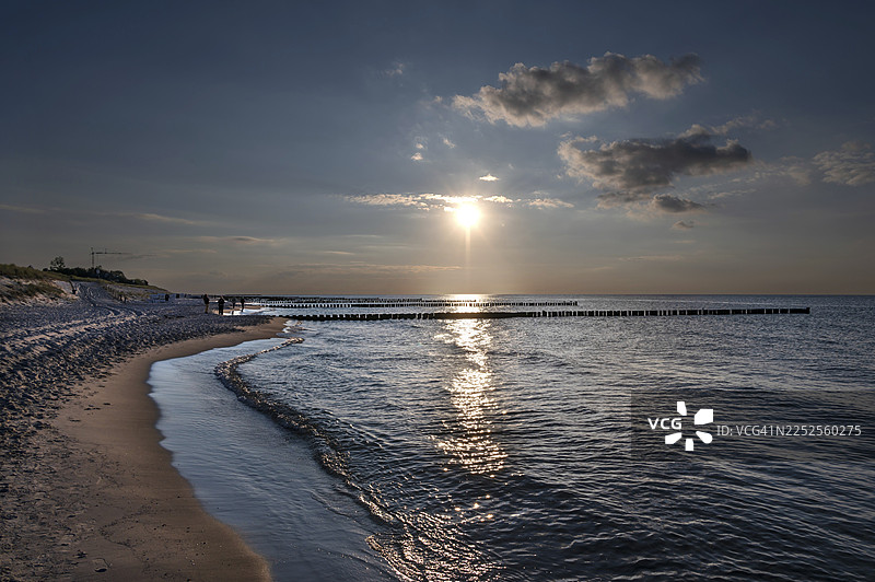 傍晚的阳光洒在波罗的海海滩上,阿伦斯霍普,达斯,梅克伦堡-前波美拉尼亚,德国图片素材