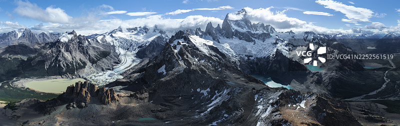 航拍，史诗般的全景，巨大的冰川，冰川湖，德洛斯特雷斯湖、苏西亚湖和托雷湖，菲茨罗伊山脉和塞罗托雷峰，菲茨罗伊山脉，查尔腾山，洛斯格拉西亚雷斯国家公园，圣克鲁斯省图片素材