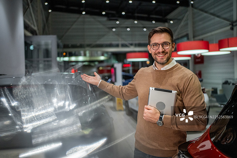 汽车销售在现代展厅展示车辆图片素材