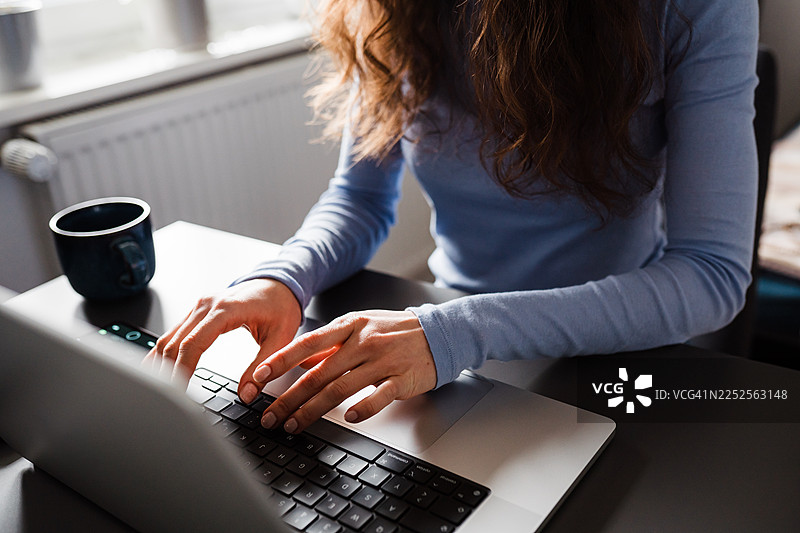 女性在家使用AI助手工作图片素材