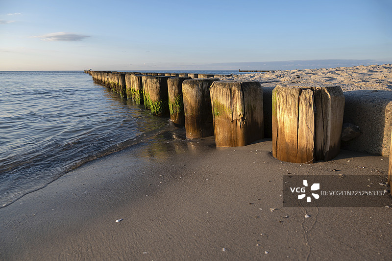 波罗的海的沟槽,位于德国梅克伦堡-前波莫瑞州达斯半岛阿伦斯霍普的海滩图片素材