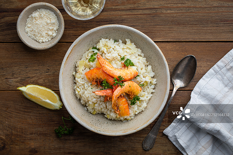 自制奶油意大利调味饭，配以韭葱和鲜虾图片素材