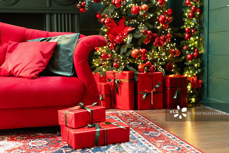 现代公寓，圣诞节。为圣诞庆祝活动装饰的客厅图片素材