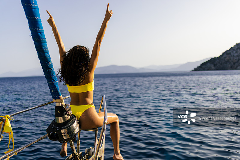 一位女士在帆船的船头欣赏海景图片素材