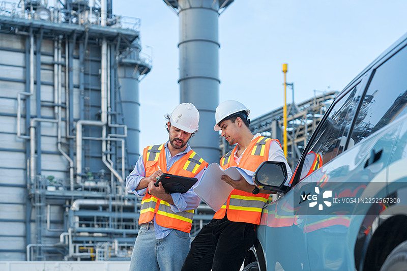 工程师在工业厂房建设现场讨论计划。图片素材