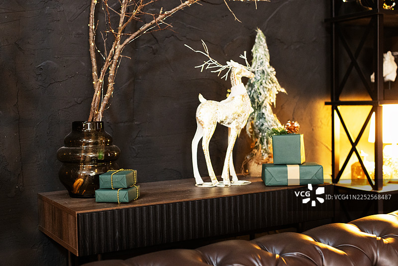 用于圣诞节庆祝的深色调装饰现代客厅图片素材