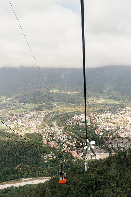 缆车下降经过赖兴哈尔图片素材